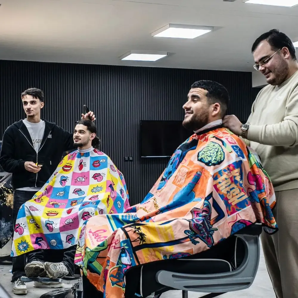 Barbier aan het werk bij de kapper opleiding van Barber's Inc. Academie in Tilburg